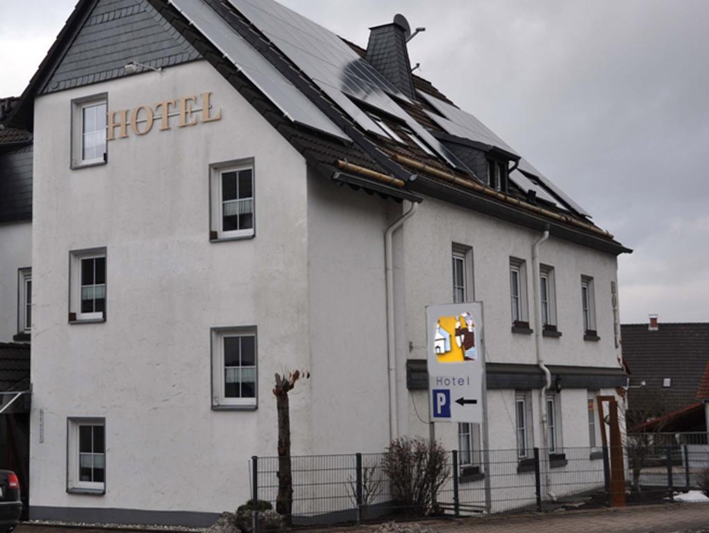 Hotel Am Maibaum Neuenrade Exterior foto